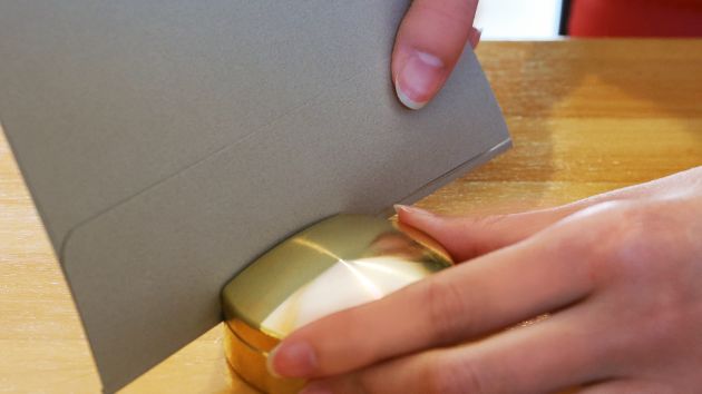 なぞるように動かす